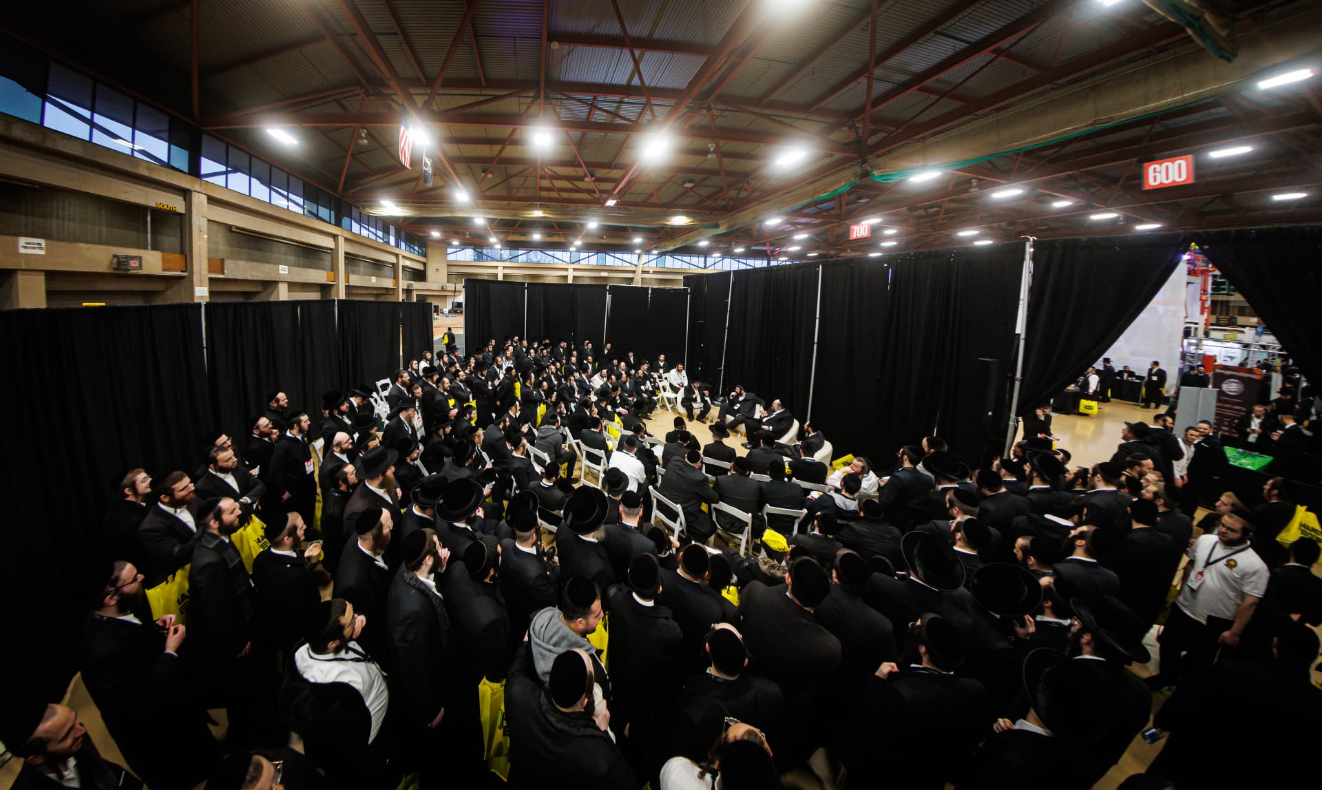 A large crowd attending a Skver Expo panel